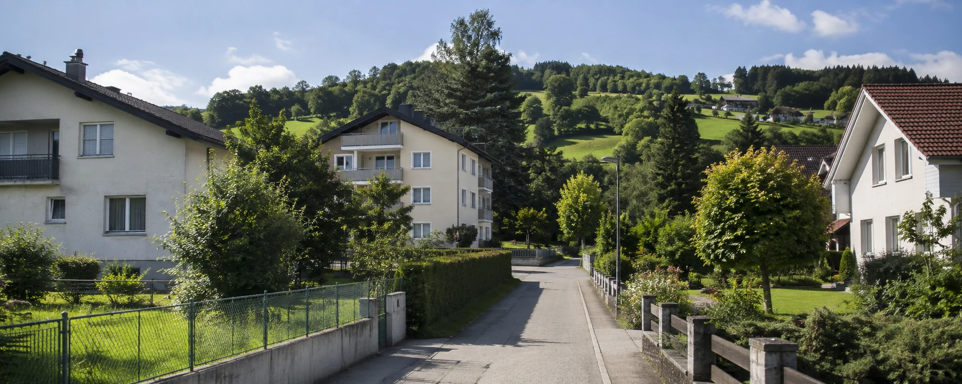 Österreichische Wohnregion mit Häusern, Wohnblock und grüner Umgebung